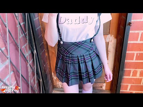 ❤️ 女学生深深地吸吮她的鸡巴，代替上课做爱 Porno❌️❤